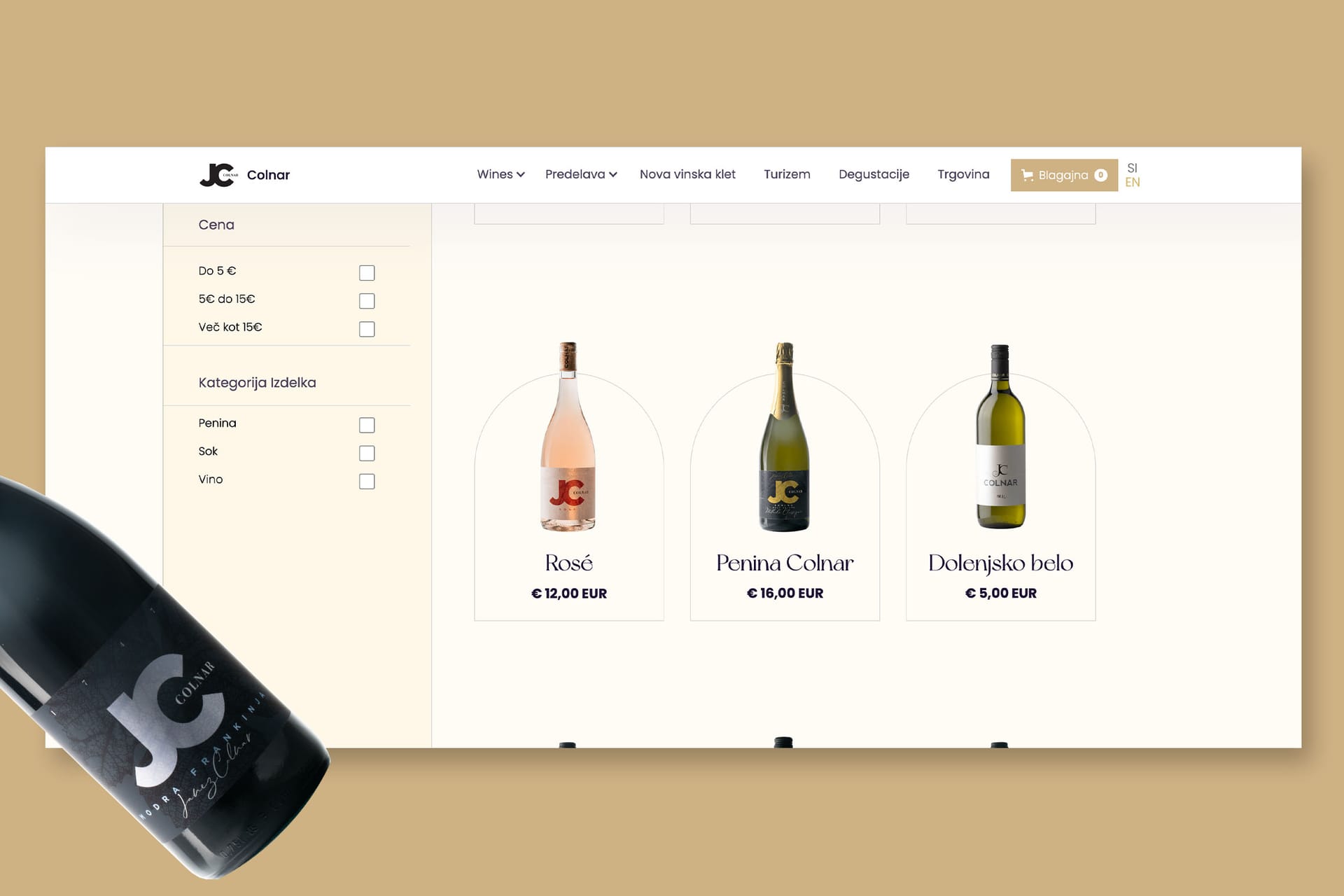 Spletna trgovina z vinom prikazuje steklenice rosé, penine in belega vina.