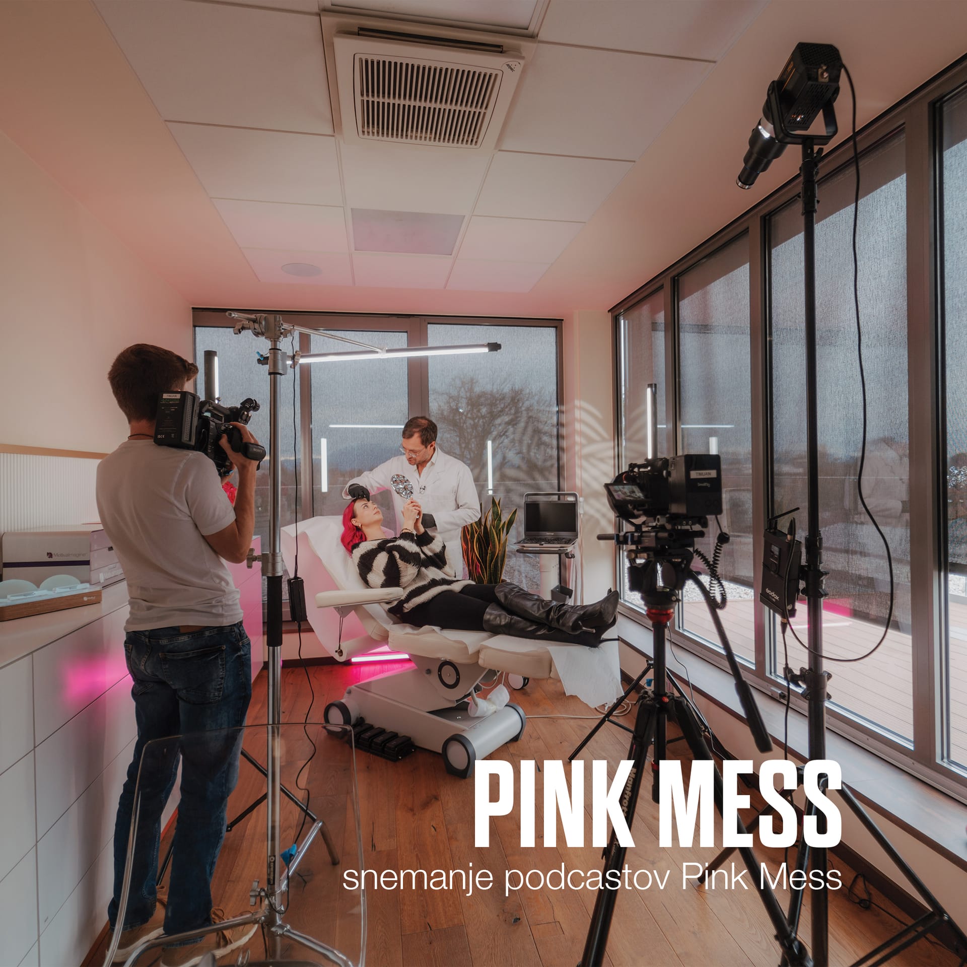Snemanje podkasta Pink Mess z zdravnikom in pacientko na obravnavi.