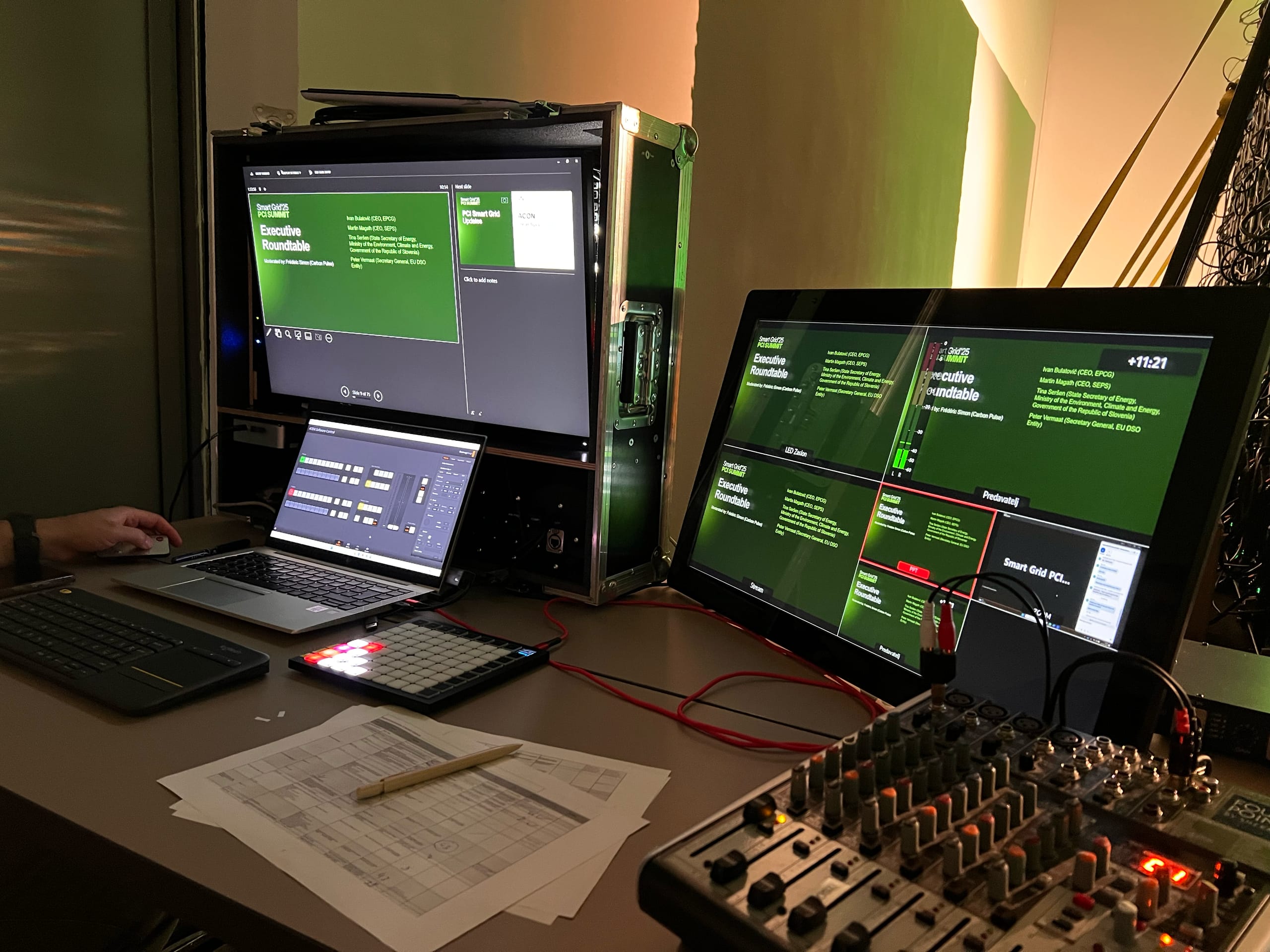 Nadzorna postaja z monitorji, prenosnikom in avdio mešalno mizo med snemanjem oddaje.