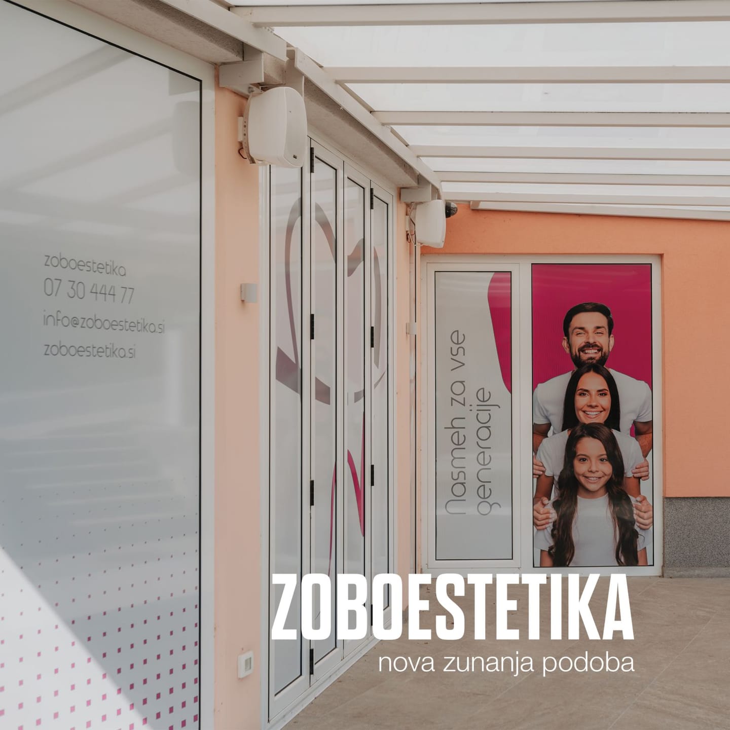 Vhod v zobozdravstveno ordinacijo z nalepko družine na oknu in kontaktnimi podatki.